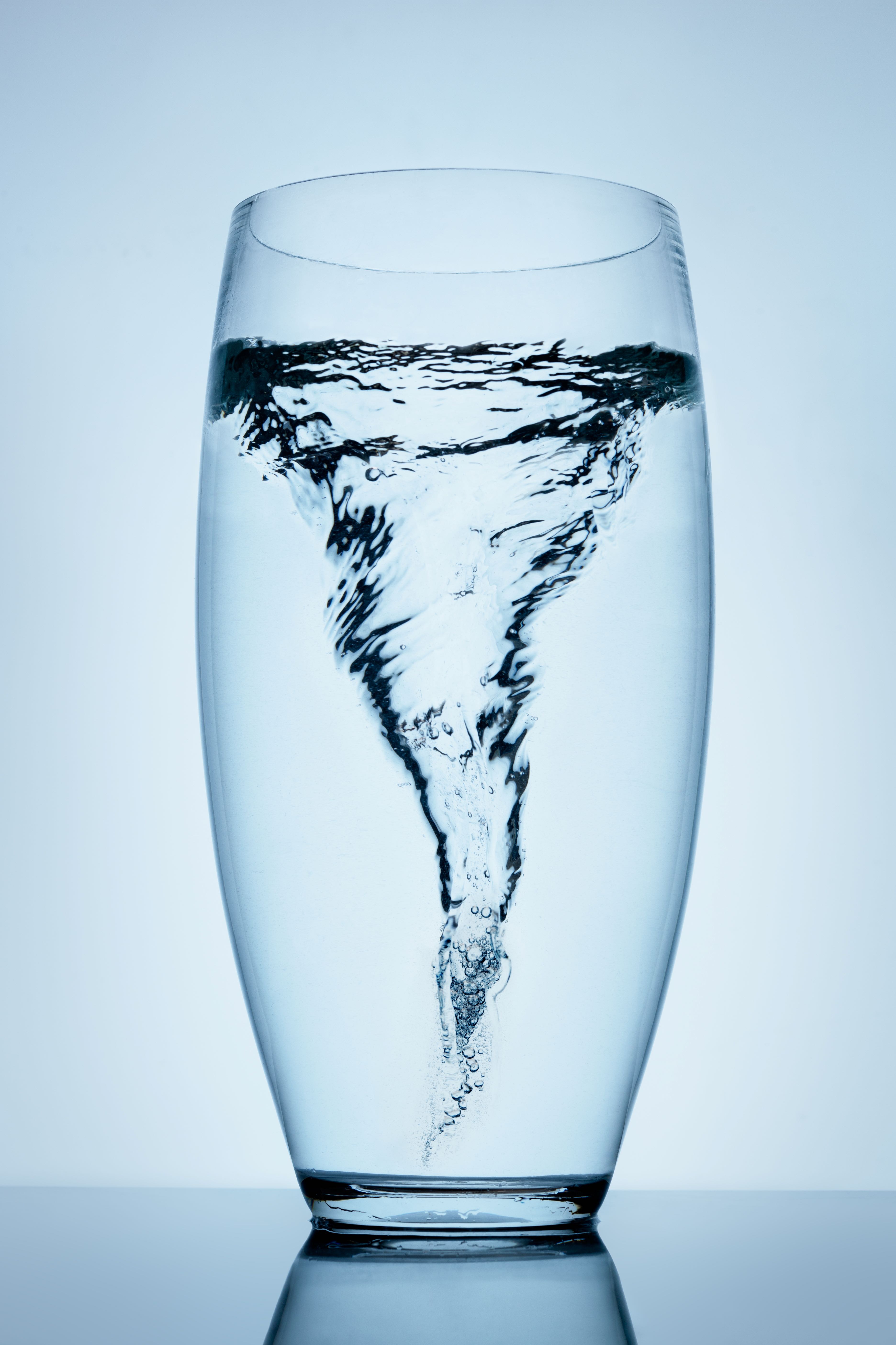 Водоворот воды в стакане